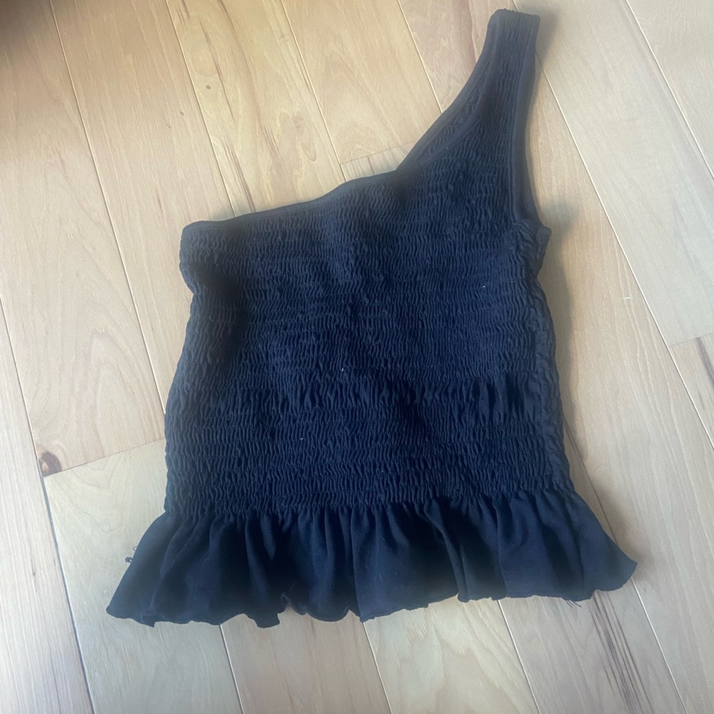 super cute one shoulder top🖤